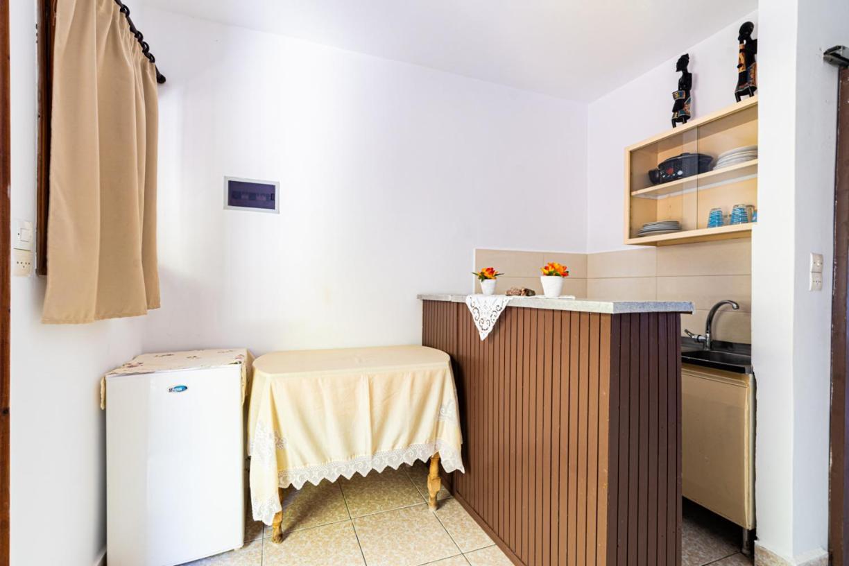 Lions Apartments Poros Town Екстериор снимка